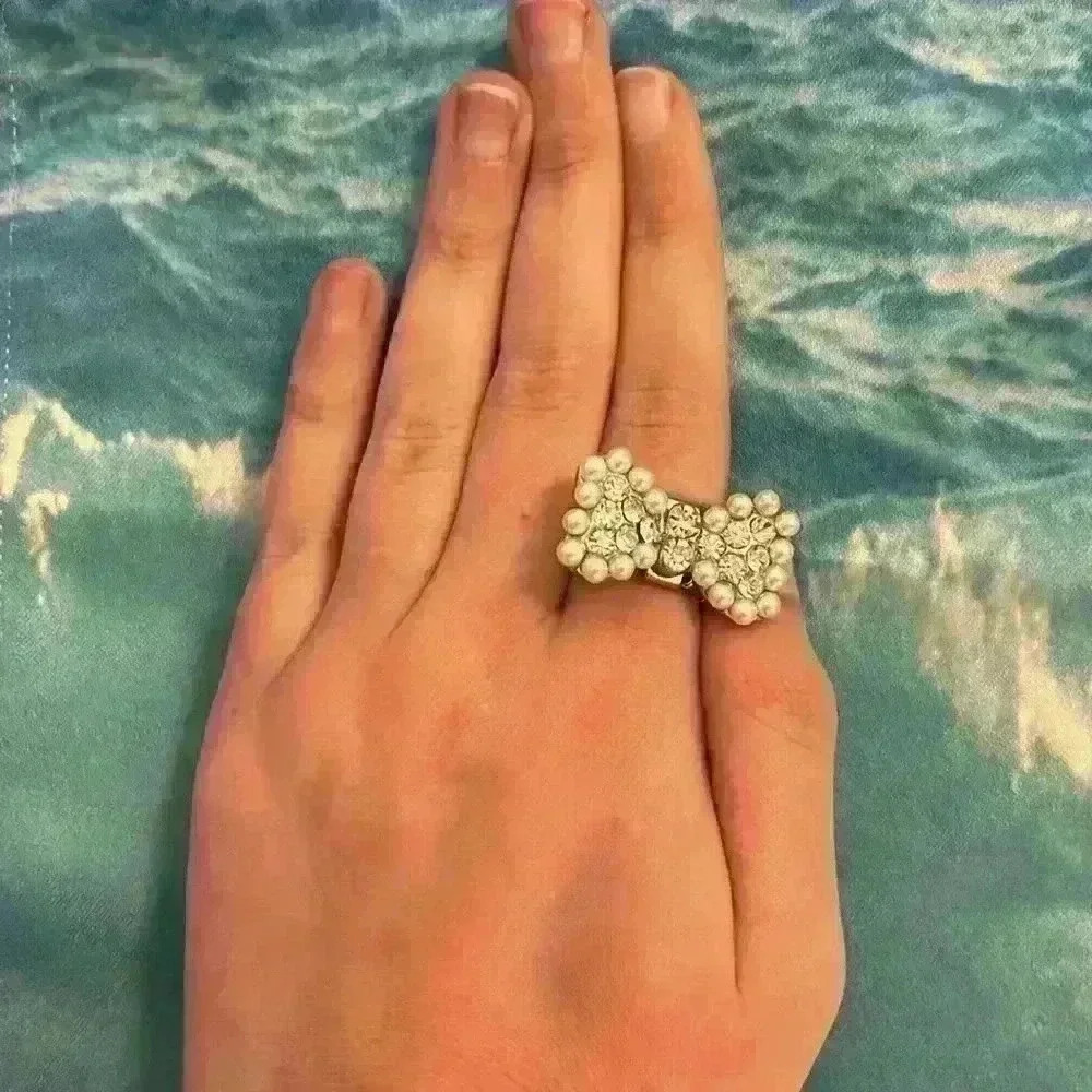 🐳 Crystal and Pearl White Bow Tie Stretch Ring - Picture 7 of 9